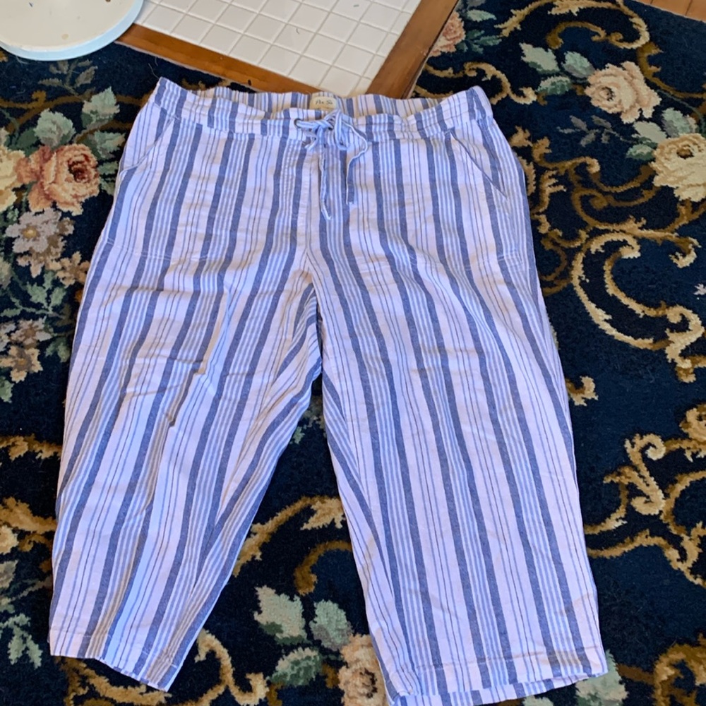 R Se plus size linen and viscose crop pants. Worn a few times